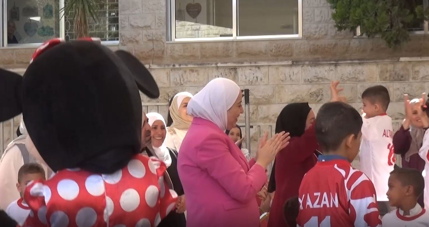 وزيرة التنمية الاجتماعية تُشارك أطفال مؤسسة الحسين الاجتماعية الاحتفال بعيد الأضحى... تقرير تلفزيوني