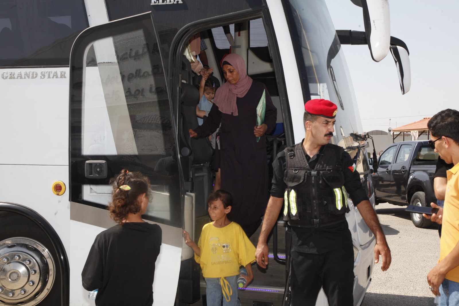 بواسل الجيش العربي يُبلسمون بإنسانيتهم جراح أطفال غزة 