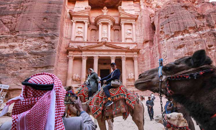هل وجدت الحكومة وصفة صمود السياحة وإنقاذ فرص العمل؟
