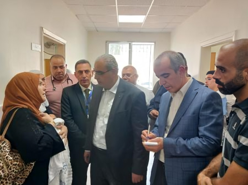 في جولة مفاجئة لوزير الصحة على مستشفى الأمير فيصل : طبيب يمارس عمله بالزي الرياضي!
