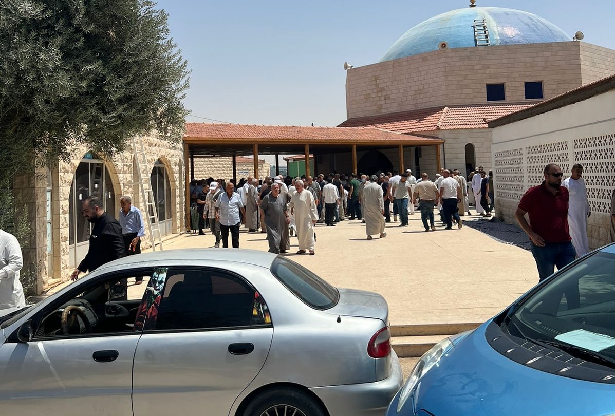 ازدحام غير مسبوق في مسجد مقبرة سحاب مع أداء صلاة الجمعة على 10 جنازات (صور)