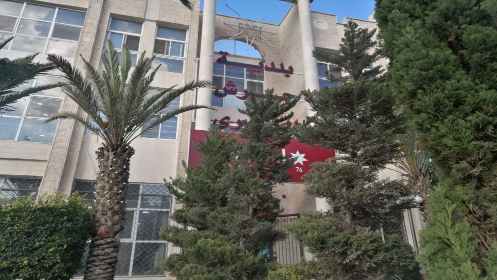 بلدية جرش الكبرى تزيل عمارة آيلة للسقوط حفاظاً على السلامة العامة