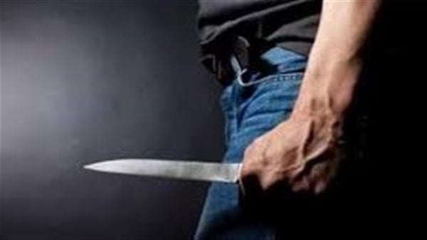 شخص يطعن نفسه بسكين في السلط