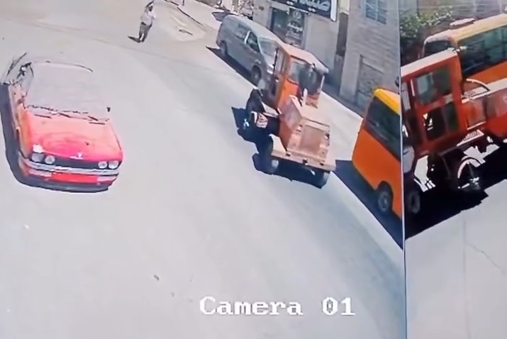 تدهور "تركتور" واصطدامه بجدار منزل في إربد دون إصابات (فيديو)