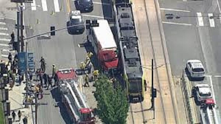 إصابة 55 شخصا على الأقل جراء اصطدم قطار بحافلة في لوس أنجلوس